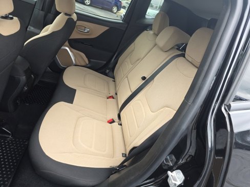 Used 2018 Jeep Renegade Latitude w/ Cold Weather Group image 29