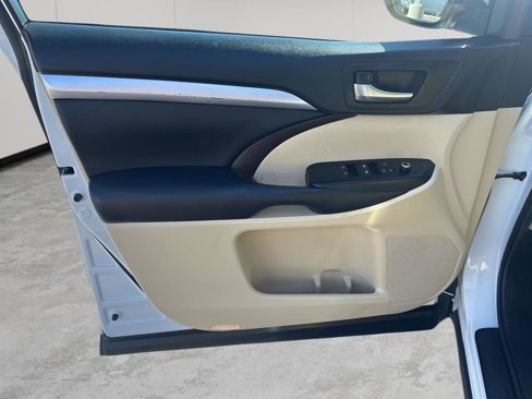 Used 2019 Toyota Highlander XLE image 24