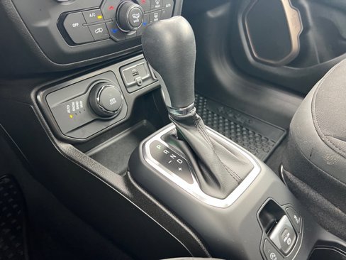 Used 2023 Jeep Renegade Latitude w/ Sun/Sound Group image 12