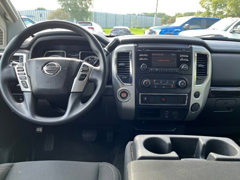 Used 2018 Nissan Titan SV image 19