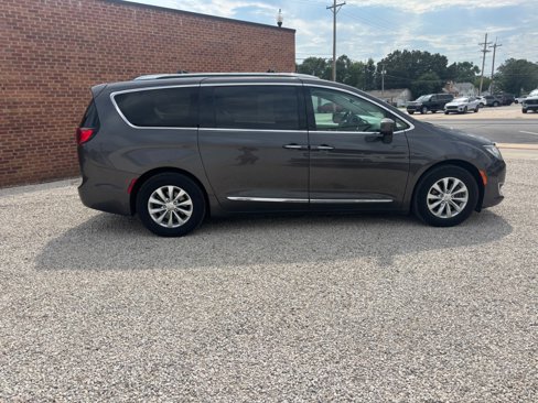 Used 2018 Chrysler Pacifica Touring-L image 2