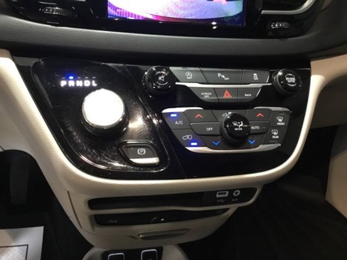 Used 2017 Chrysler Pacifica Touring-L Plus image 36