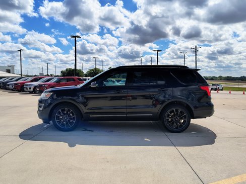Used 2017 Ford Explorer XLT w/ Equipment Group 202A image 5