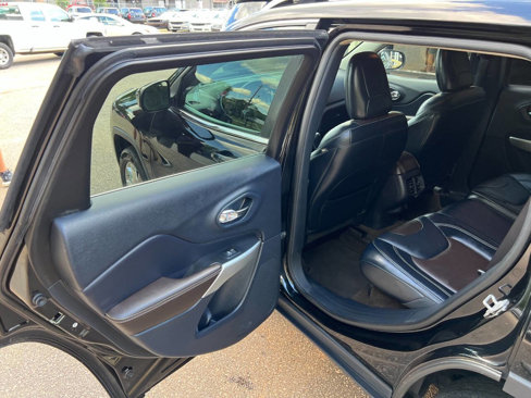 Used 2017 Jeep Cherokee Limited image 12