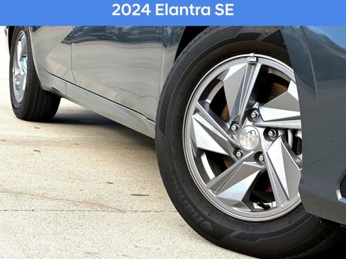Used 2024 Hyundai Elantra SE image 2