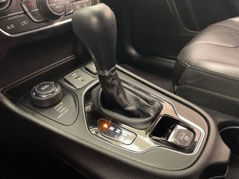 Used 2019 Jeep Cherokee Limited image 27