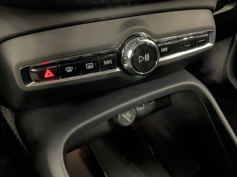 New 2025 Volvo XC40 B5 Core w/ Climate Package image 18