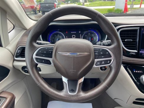 Used 2021 Chrysler Pacifica Touring image 24