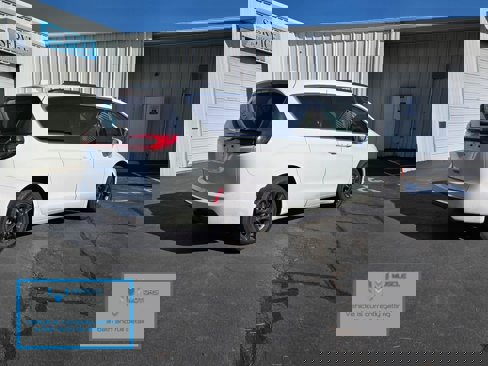 Used 2022 Chrysler Pacifica Touring-L image 8