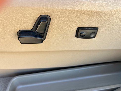 Used 2013 Chrysler Town & Country Touring image 28