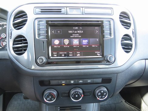 Used 2017 Volkswagen Tiguan Limited w/ Premium Package image 25