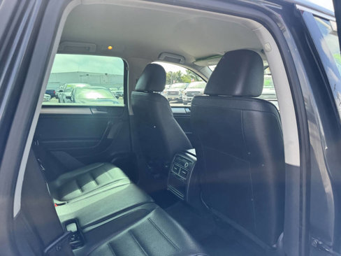 Used 2014 Volkswagen Touareg Sport image 30