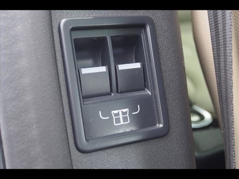 Used 2019 Land Rover Discovery HSE image 18