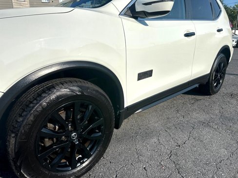 Used 2017 Nissan Rogue SV image 2