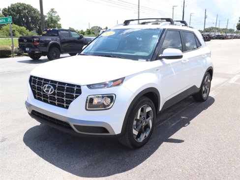 Used 2024 Hyundai Venue SEL image 3