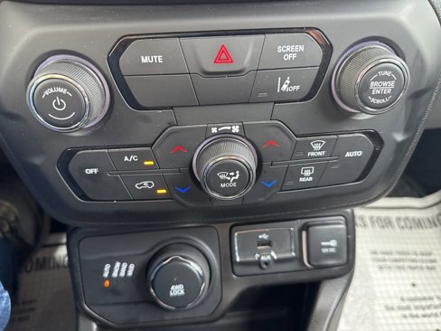 Used 2022 Jeep Renegade Latitude w/ Convenience Group image 28