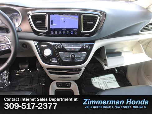 Used 2017 Chrysler Pacifica Touring-L image 18