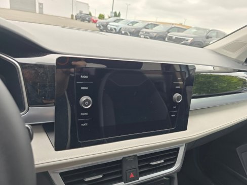 New 2025 Volkswagen Taos SE image 38