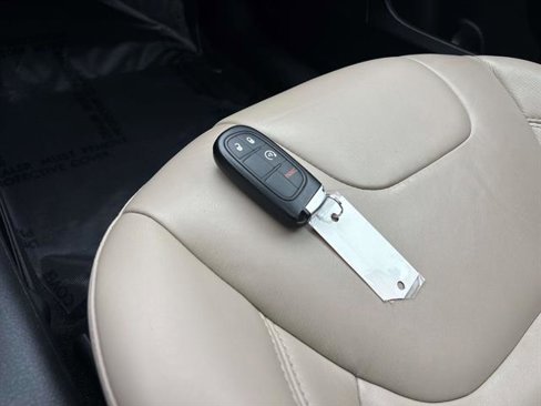 Used 2015 Jeep Cherokee Limited image 25