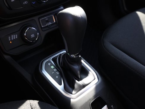 New 2023 Jeep Renegade Latitude w/ Sun & Fun Group image 31