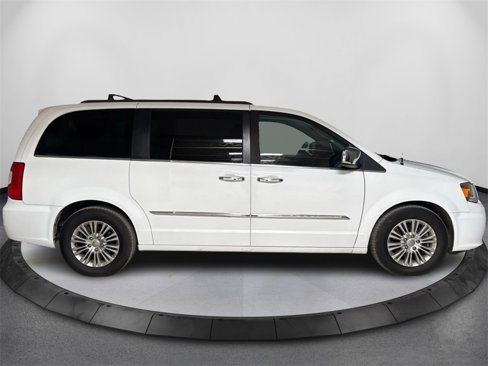Used 2015 Chrysler Town & Country Touring-L image 4