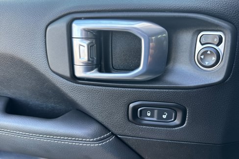 Used 2023 Jeep Wrangler Unlimited Sahara image 11