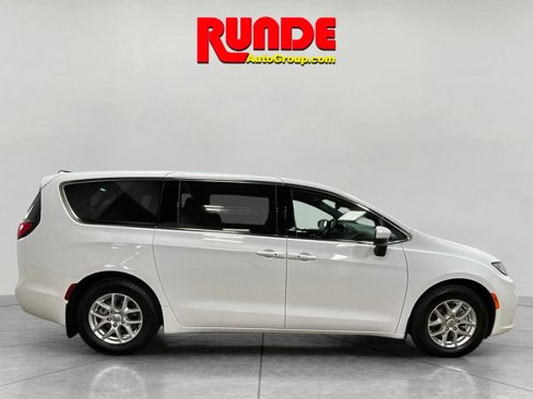 Used 2023 Chrysler Pacifica Touring image 6