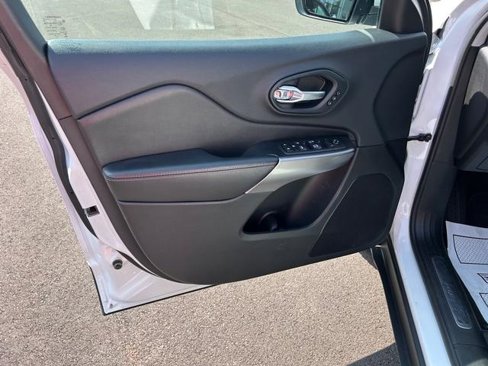 Used 2019 Jeep Cherokee Limited image 9