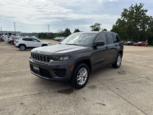 Used 2023 Jeep Grand Cherokee Laredo image 2