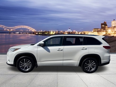 Used 2017 Toyota Highlander XLE image 2