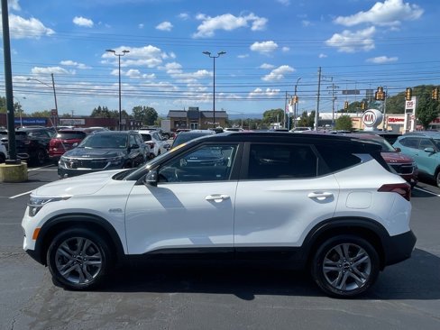 Certified 2022 Kia Seltos S image 4