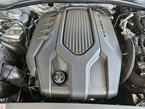 Certified 2025 Porsche Macan image 30