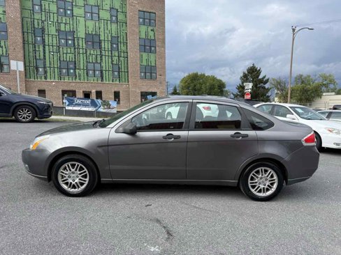 Used 2010 Ford Focus SE image 4