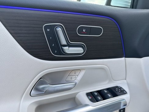 New 2025 Mercedes-Benz GLB 250 4MATIC image 14