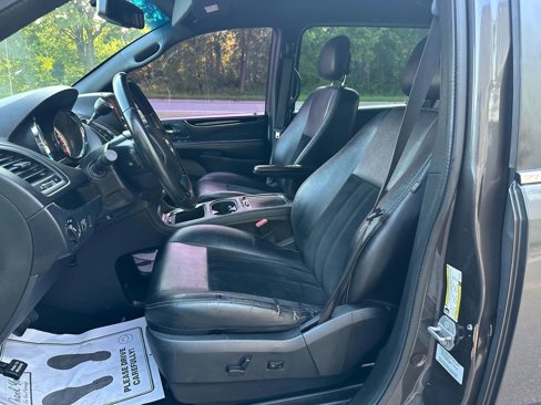 Used 2016 Dodge Grand Caravan SXT image 11