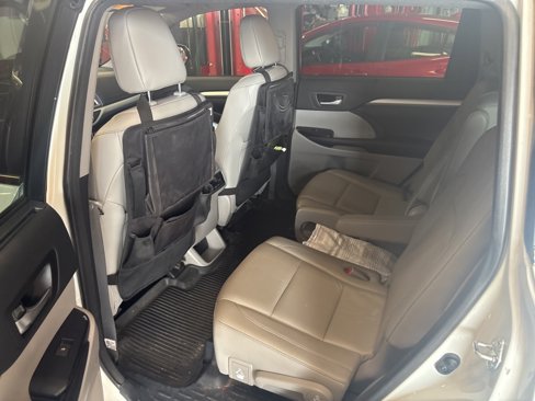 Used 2017 Toyota Highlander SE image 12