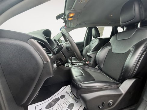 Used 2020 Jeep Cherokee Latitude Plus image 9