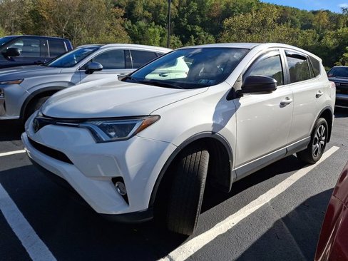 Used 2018 Toyota RAV4 LE image 3