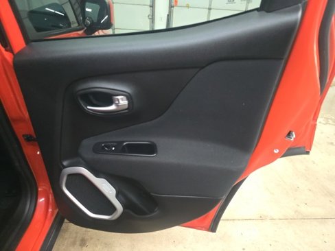 Used 2019 Jeep Renegade Latitude w/ Popular Equipment Group image 7