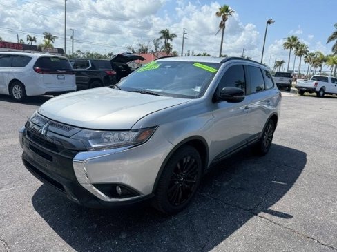 Used 2020 Mitsubishi Outlander SE image 3