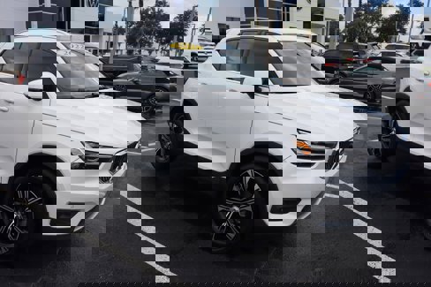 Certified 2022 Volvo XC40 T5 Inscription w/ Advanced Package image 1