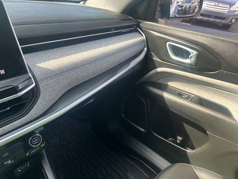 Used 2023 Jeep Compass Latitude image 24