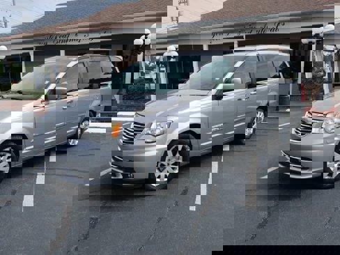 Used 2014 Chrysler Town & Country Touring image 1