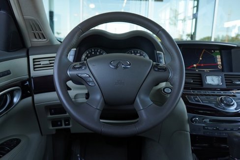 Used 2018 INFINITI Q70 Luxe image 18
