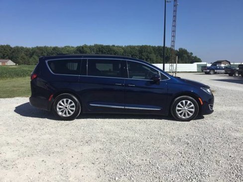 Used 2017 Chrysler Pacifica Touring-L image 2