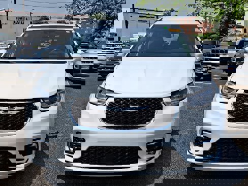 Used 2022 Chrysler Pacifica Touring-L image 2
