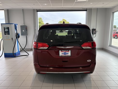 Used 2017 Chrysler Pacifica Limited image 4