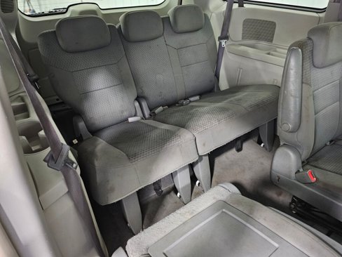 Used 2010 Chrysler Town & Country Touring image 8