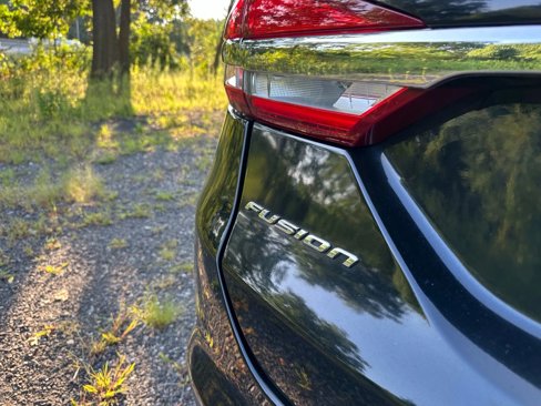 Used 2017 Ford Fusion SE w/ Fusion SE Technology Package image 10