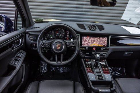 Certified 2025 Porsche Macan image 13